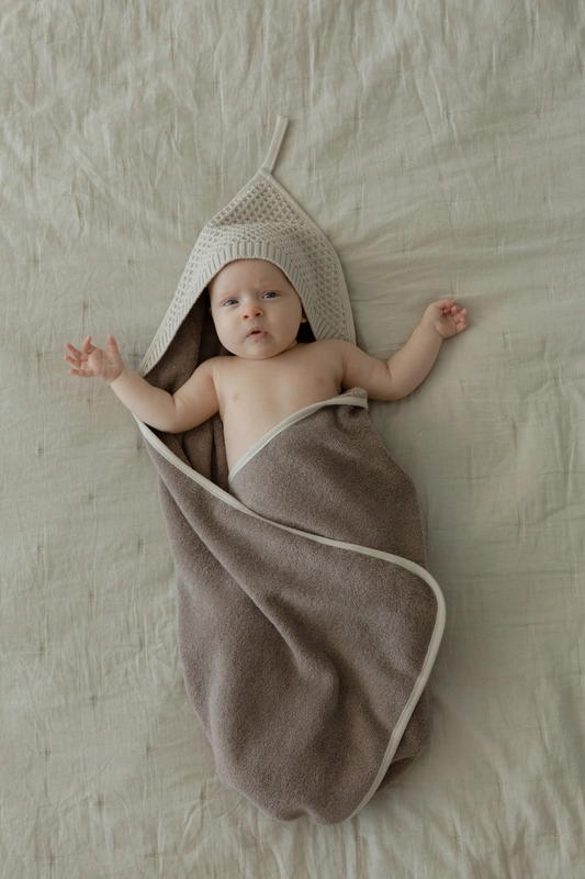 Полотенце детское Loomknits с уголком-капюшоном 85х85 см шоколад